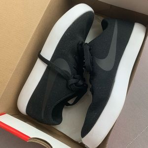 Women’s Nike Essentialist Sneakers